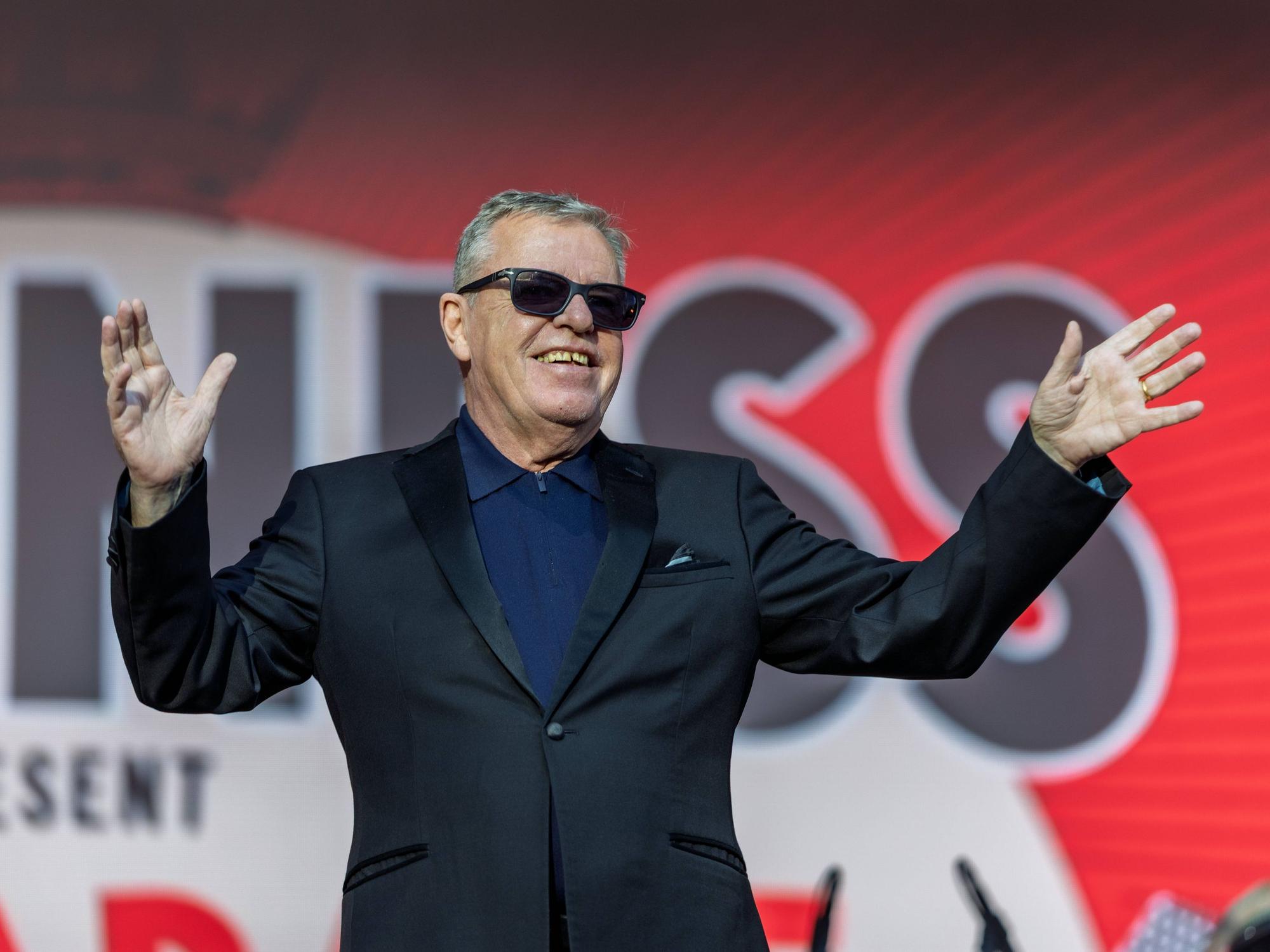 Madness stehen beim Konzert auf dem KunstRasen in Bonn auf der Bühne.
