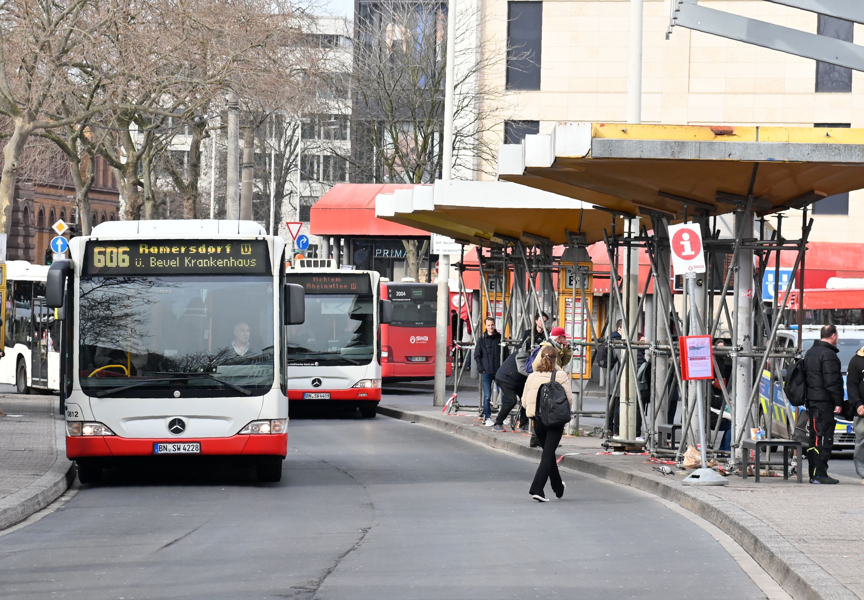 Auch am Busbahnhof in der Bonner Innenstadt ist es immer wieder zu Problemen mit der Drogen-Szene gekommen. (Archivfoto)