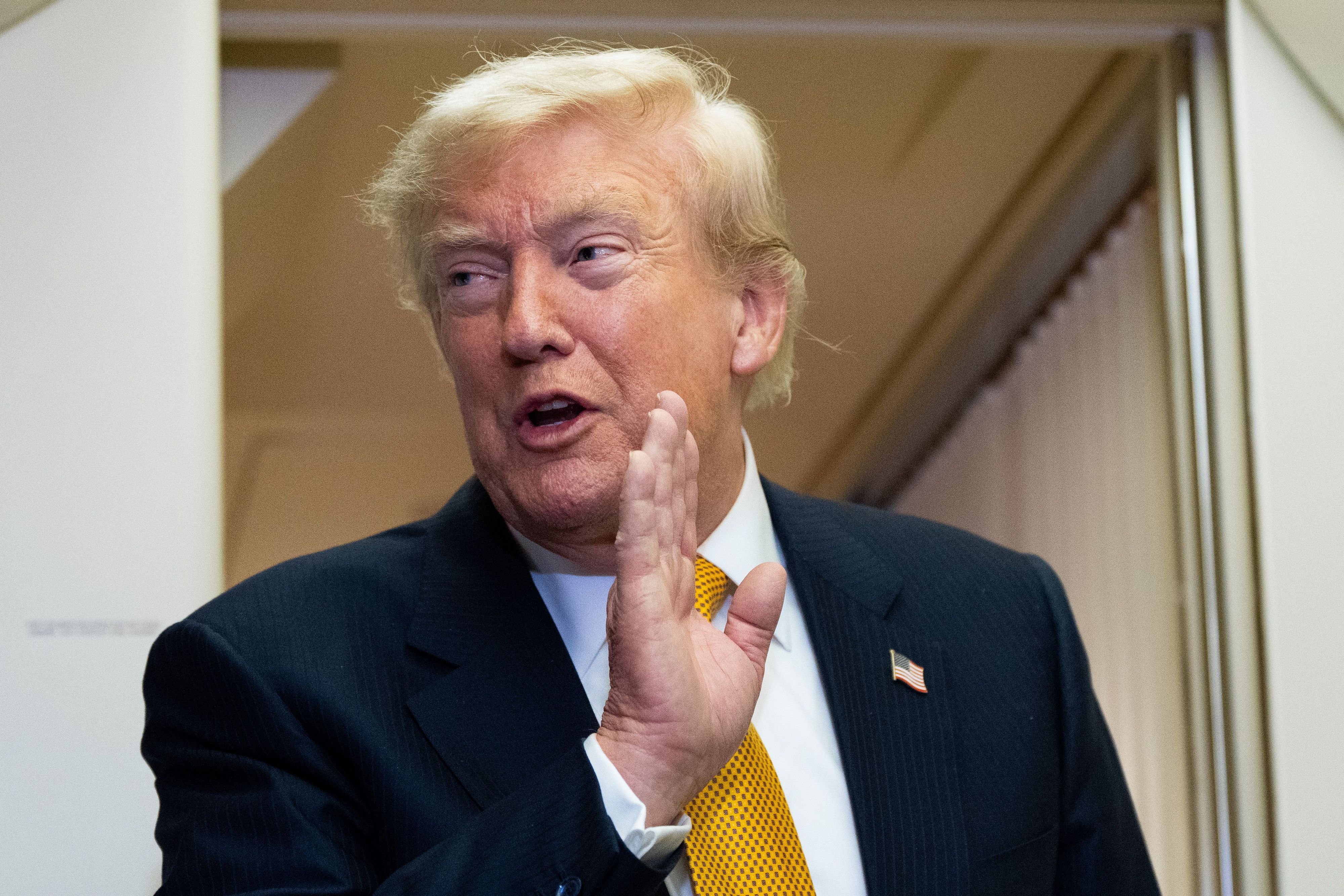 Präsident Donald Trump spricht an Bord der Air Force One mit Reportern.