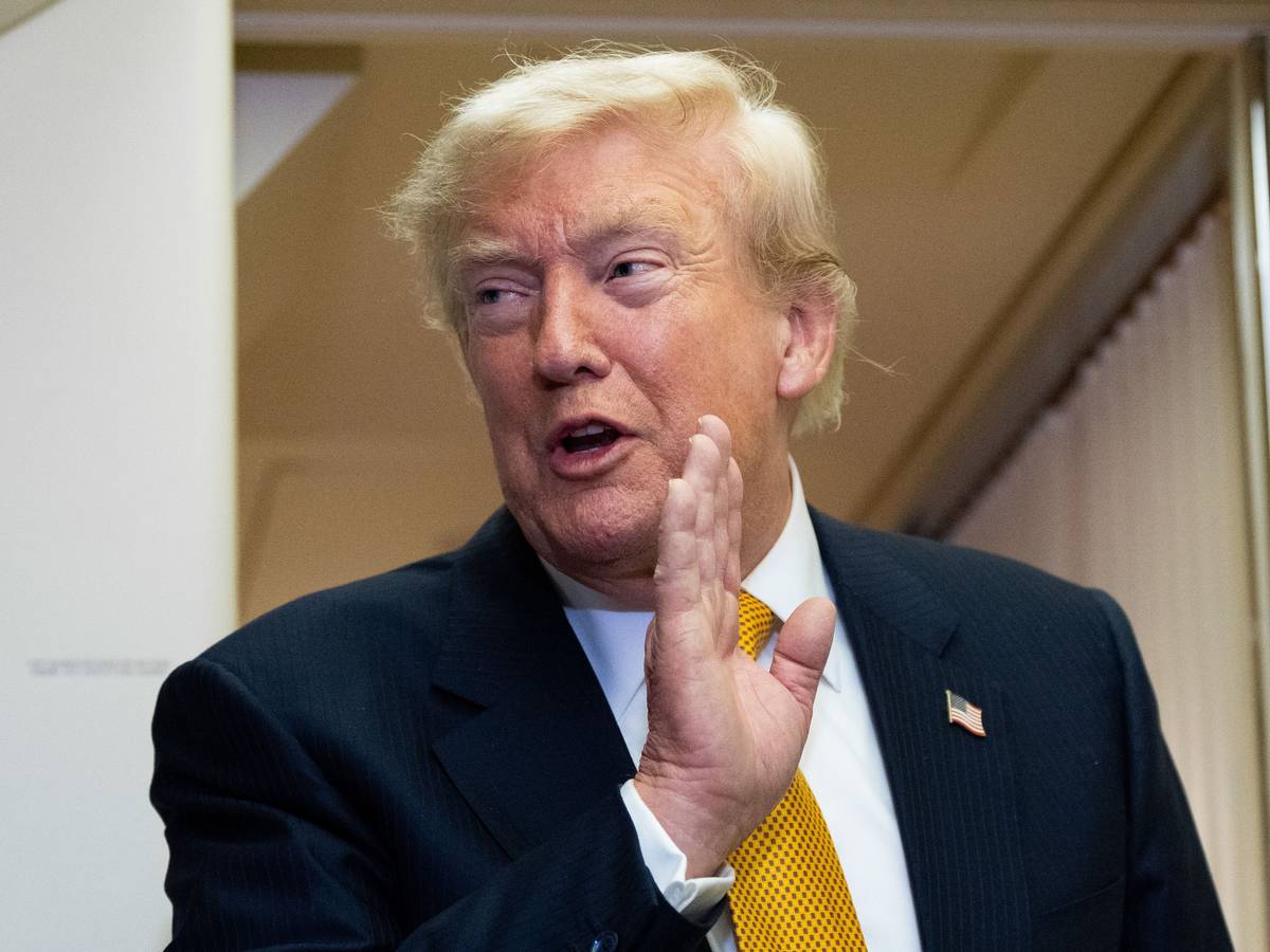 Präsident Donald Trump spricht an Bord der Air Force One mit Reportern.
