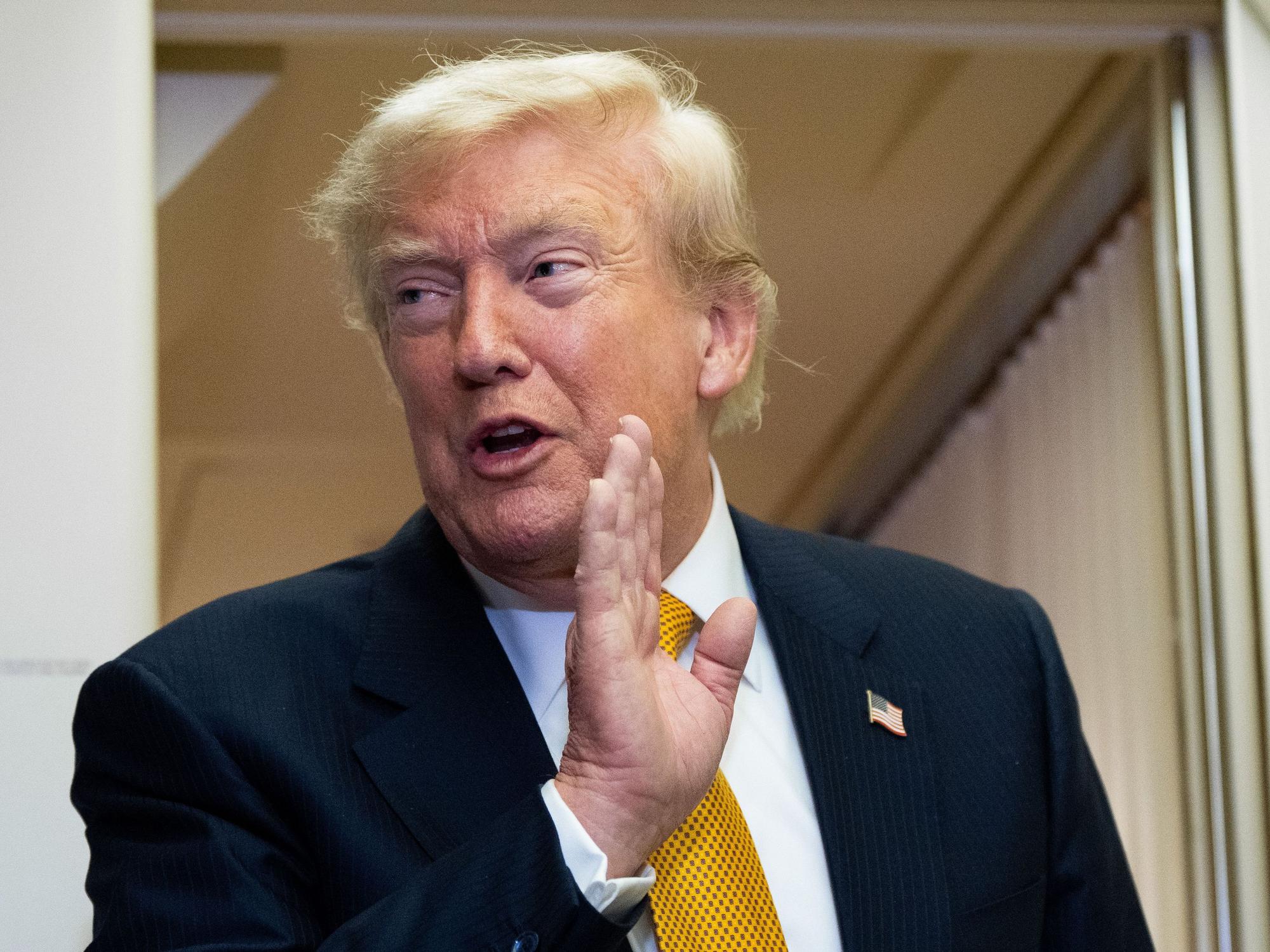 Präsident Donald Trump spricht an Bord der Air Force One mit Reportern.