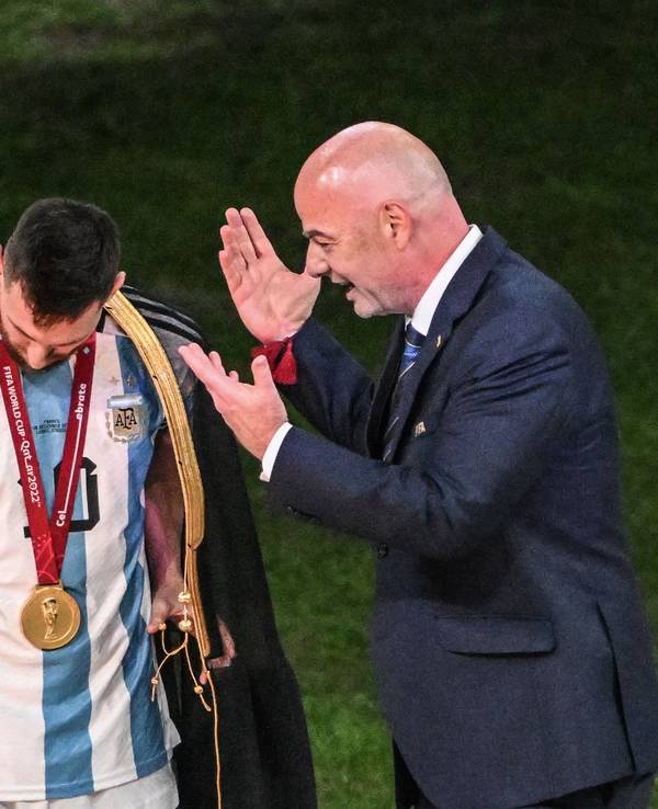 Der Emir von Katar, Scheich Tamim bin Hamad Al Thani, legt Argentiniens Lionel Messi vor Übergabe des WM-Pokals vor Fifa-Präsident Gianni Infantino ein Bischt, ein traditionelles arabische Kleidungsstück an.