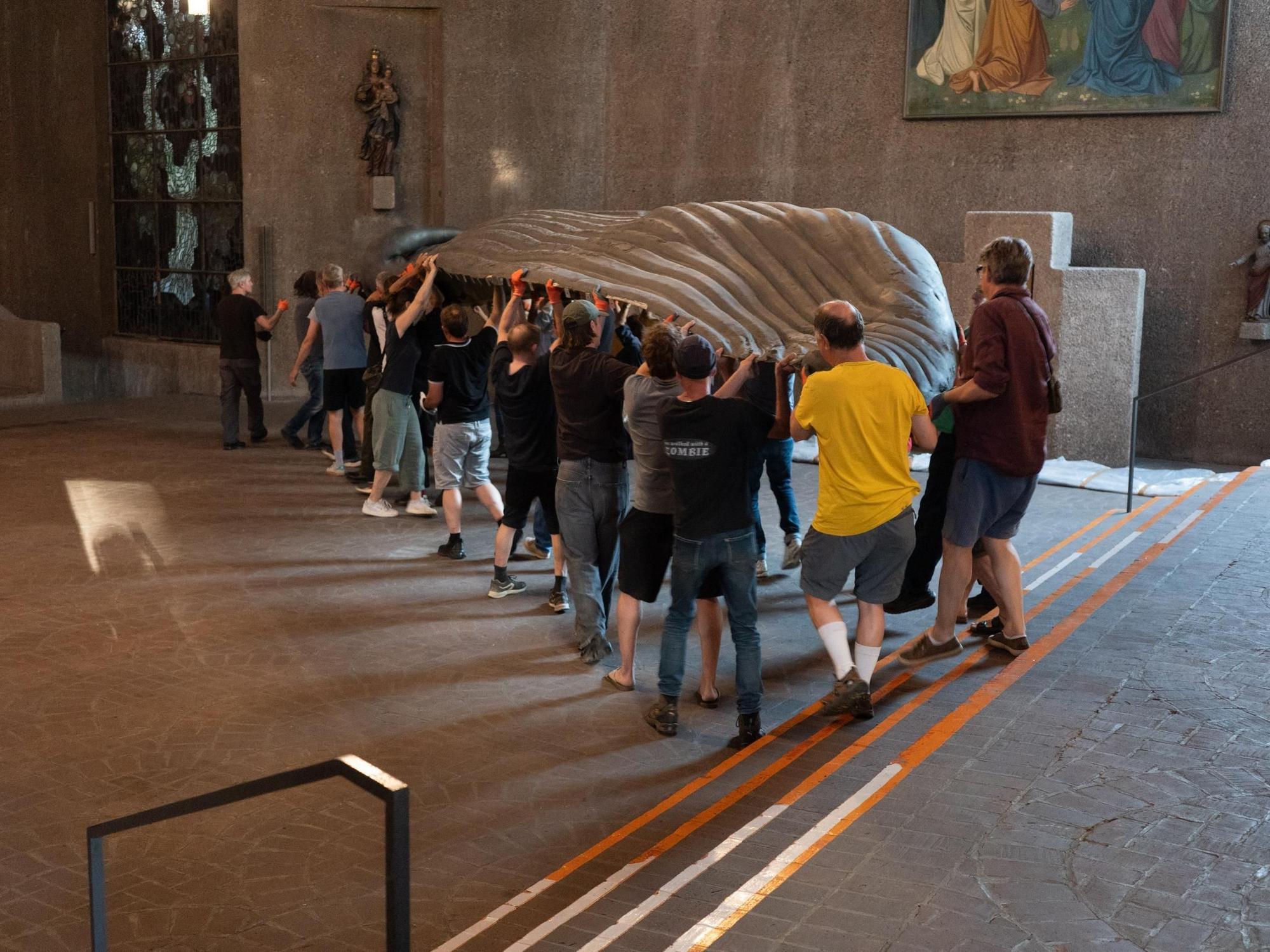 Köln: Wal-Skulptur für Ausstellung im
Kirchenraum von St. Gertrud