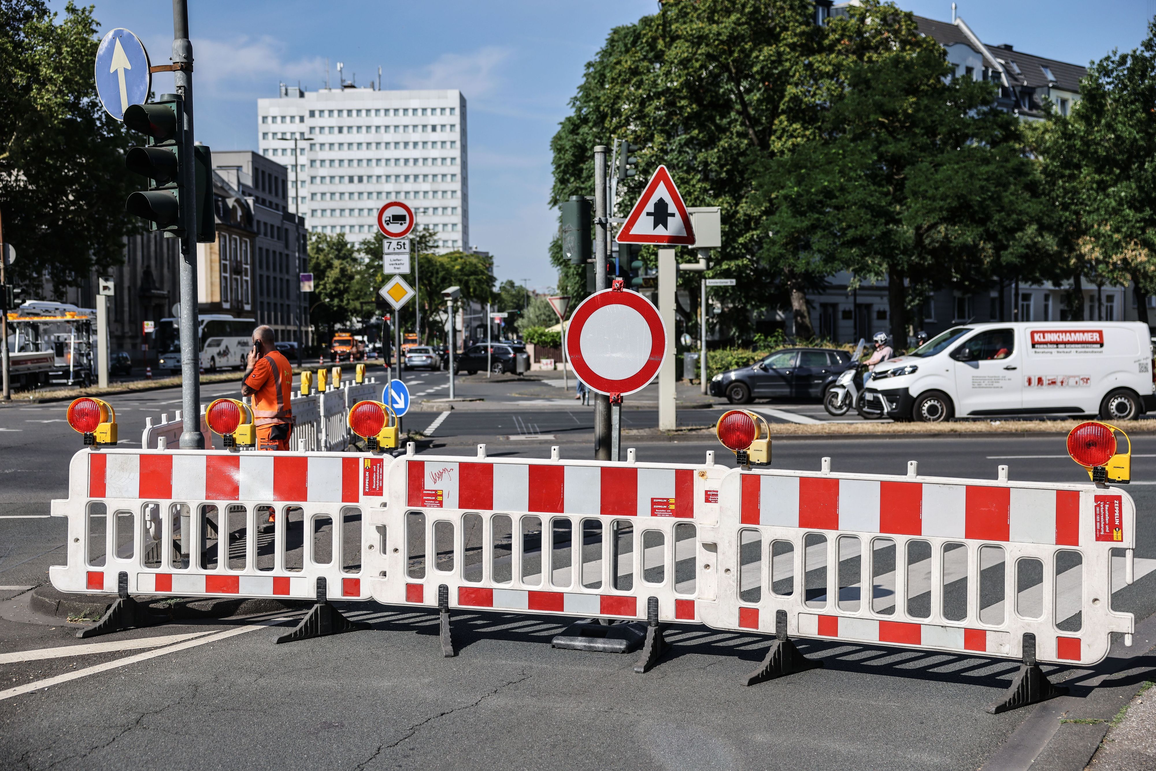 Die Zufahrt zur Zoobrücke ist gesperrt. Wegen der Entschärfung einer Fliegerbombe müssen in Köln rund 4.300 Menschen vorübergehend ihre Häuser verlassen.