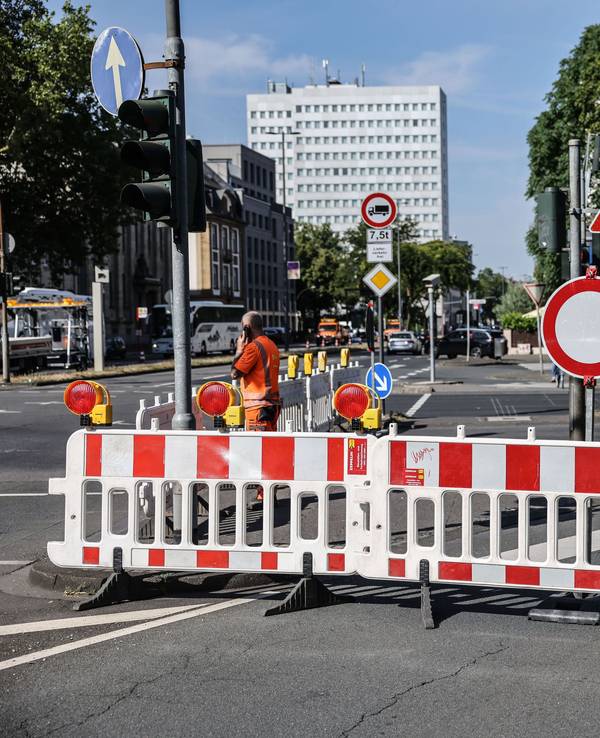 Die Zufahrt zur Zoobrücke ist gesperrt. Wegen der Entschärfung einer Fliegerbombe müssen in Köln rund 4.300 Menschen vorübergehend ihre Häuser verlassen.