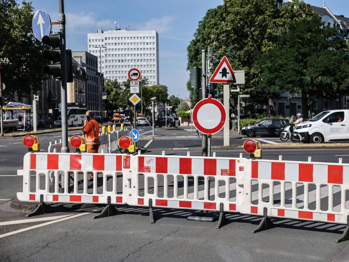 Die Zufahrt zur Zoobrücke ist gesperrt. Wegen der Entschärfung einer Fliegerbombe müssen in Köln rund 4.300 Menschen vorübergehend ihre Häuser verlassen.
