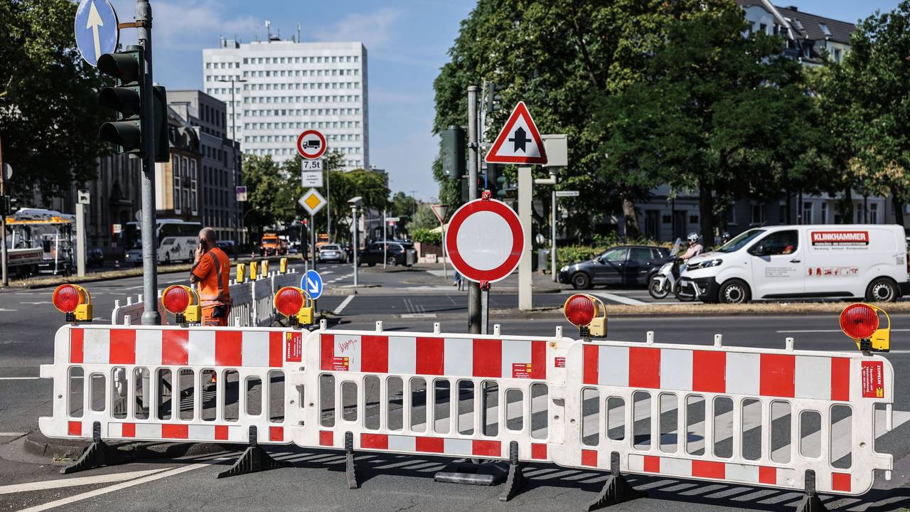 Die Zufahrt zur Zoobrücke ist gesperrt. Wegen der Entschärfung einer Fliegerbombe müssen in Köln rund 4.300 Menschen vorübergehend ihre Häuser verlassen.