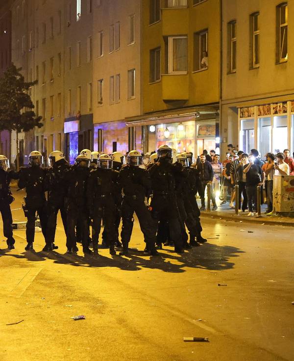 Kräfte der Polizei sind nach dem WM-Sieg von Frankreich gegen Marokko im Einsatz. Die Viertelfinal-Niederlage Marokkos hat in Düsseldorf Ausschreitungen ausgelöst, bei denen drei Polizisten verletzt wurden.