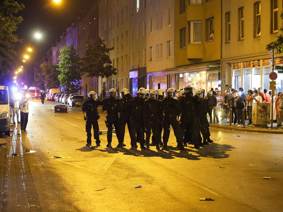 Kräfte der Polizei sind nach dem WM-Sieg von Frankreich gegen Marokko im Einsatz. Die Viertelfinal-Niederlage Marokkos hat in Düsseldorf Ausschreitungen ausgelöst, bei denen drei Polizisten verletzt wurden.