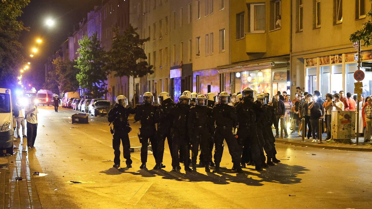 Kräfte der Polizei sind nach dem WM-Sieg von Frankreich gegen Marokko im Einsatz. Die Viertelfinal-Niederlage Marokkos hat in Düsseldorf Ausschreitungen ausgelöst, bei denen drei Polizisten verletzt wurden.