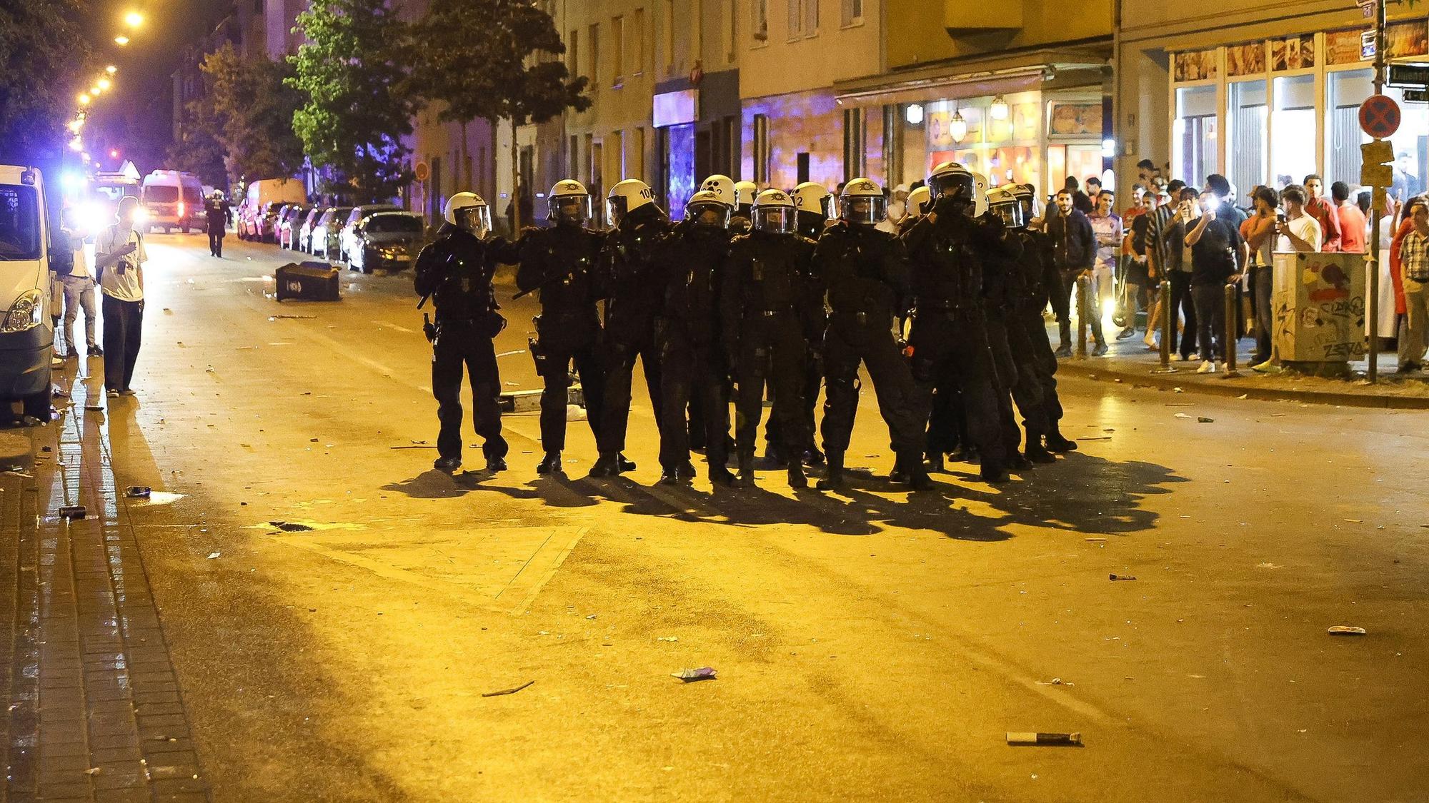 Kräfte der Polizei sind nach dem WM-Sieg von Frankreich gegen Marokko im Einsatz. Die Viertelfinal-Niederlage Marokkos hat in Düsseldorf Ausschreitungen ausgelöst, bei denen drei Polizisten verletzt wurden.