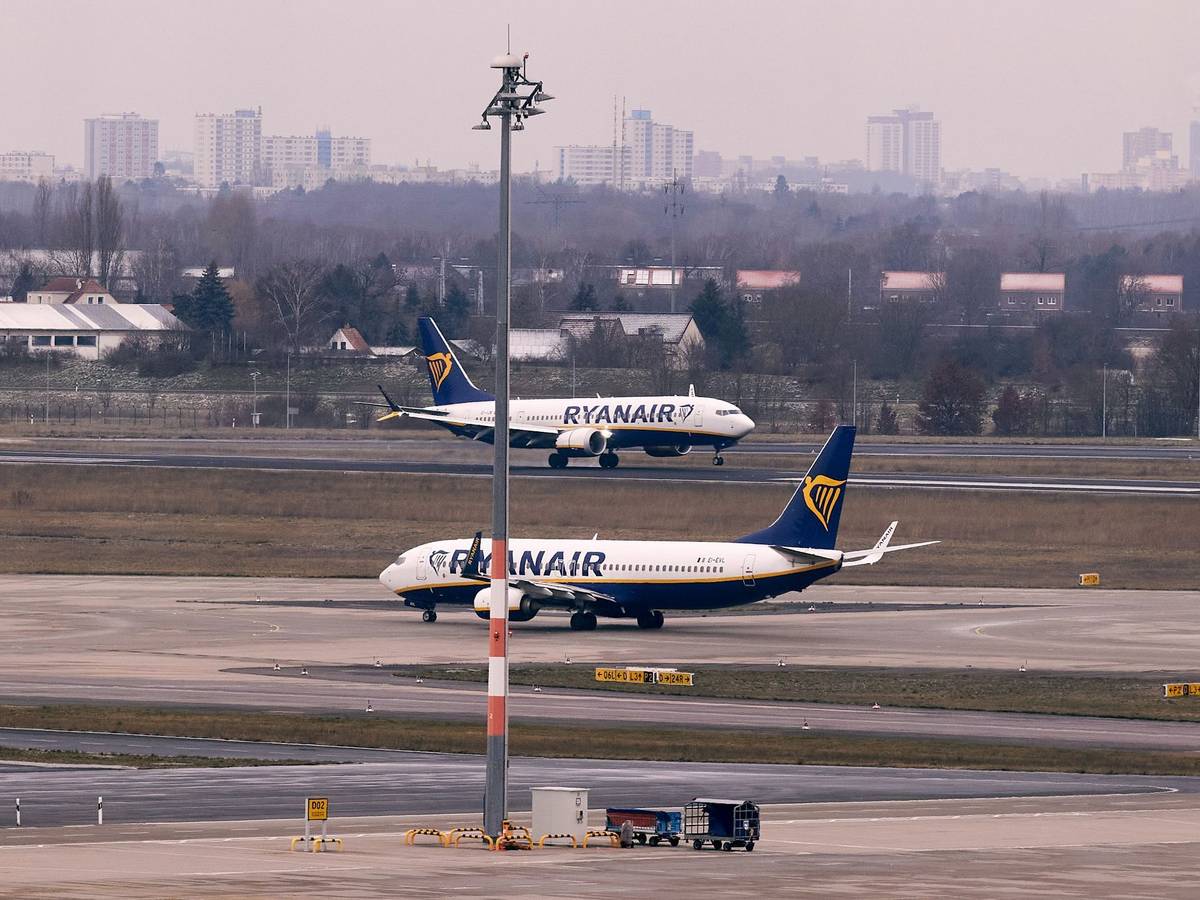Bei einem Ryanair-Flug brach unterwegs eine Scheibe, Passagieren zufolge geriet ein Passagier in Not. (Archivbild)