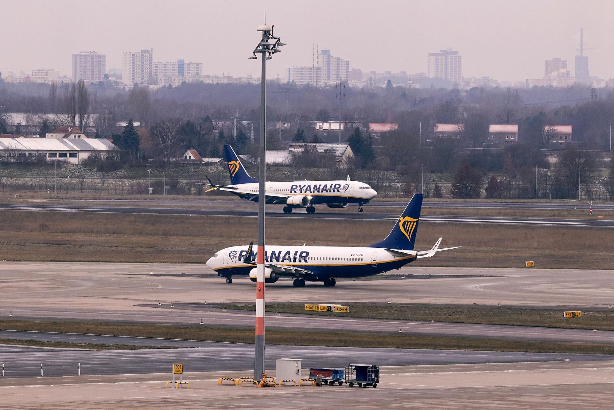 Bei einem Ryanair-Flug brach unterwegs eine Scheibe, Passagieren zufolge geriet ein Passagier in Not. (Archivbild)