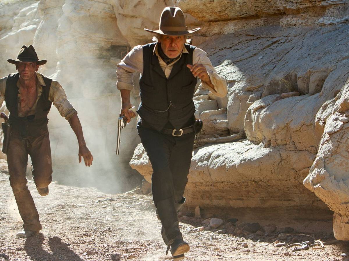 Partner wider Willen: Jake Lonergan (Daniel Craig, links) und Woodrow Dolarhyde (Harrison Ford) nehmen es mit den außerirdischen Invasoren auf. (Bild: © 2011 Universal Studios and Dreamworks II Distribution Co., LLC. All rights reserved.)