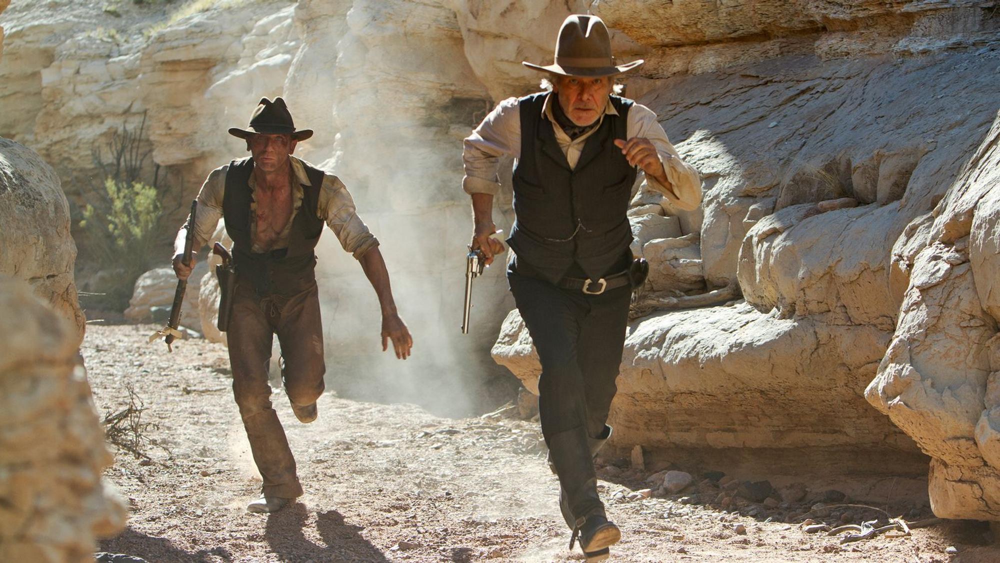 Partner wider Willen: Jake Lonergan (Daniel Craig, links) und Woodrow Dolarhyde (Harrison Ford) nehmen es mit den außerirdischen Invasoren auf. (Bild: © 2011 Universal Studios and Dreamworks II Distribution Co., LLC. All rights reserved.)