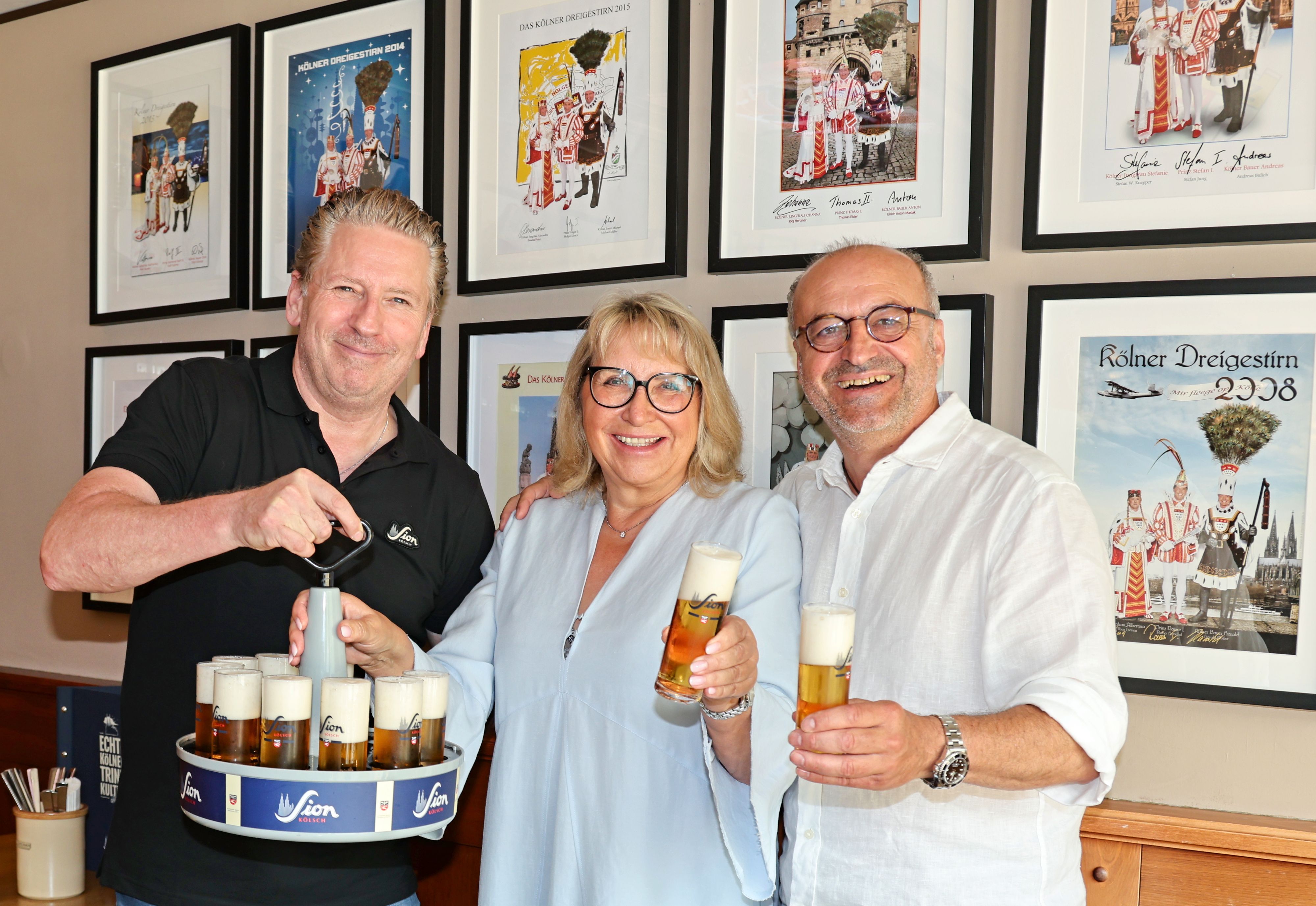 Frank Markus, Bettina Hass und Georg Schäfer stoßen an.