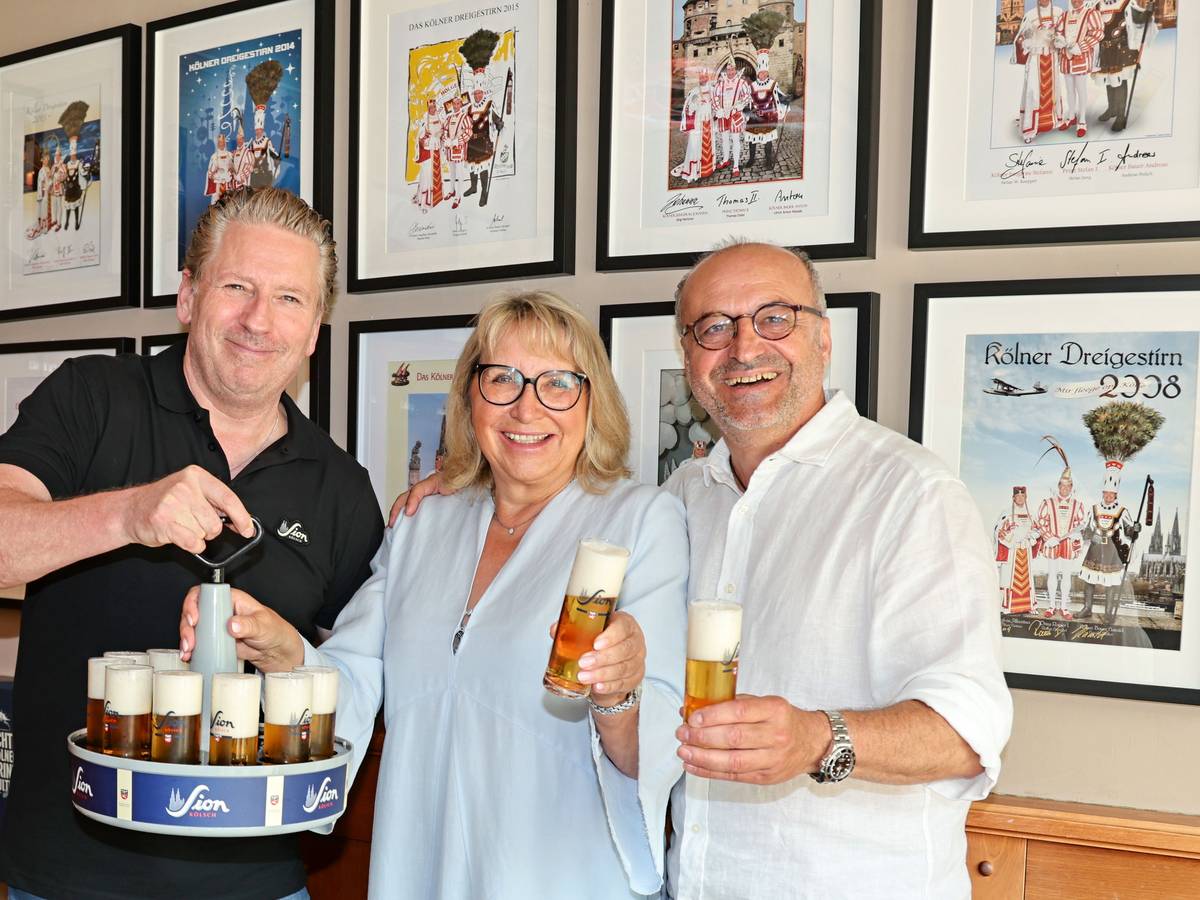 Frank Markus, Bettina Hass und Georg Schäfer stoßen an.