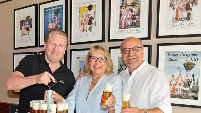 Frank Markus, Bettina Hass und Georg Schäfer stoßen an.