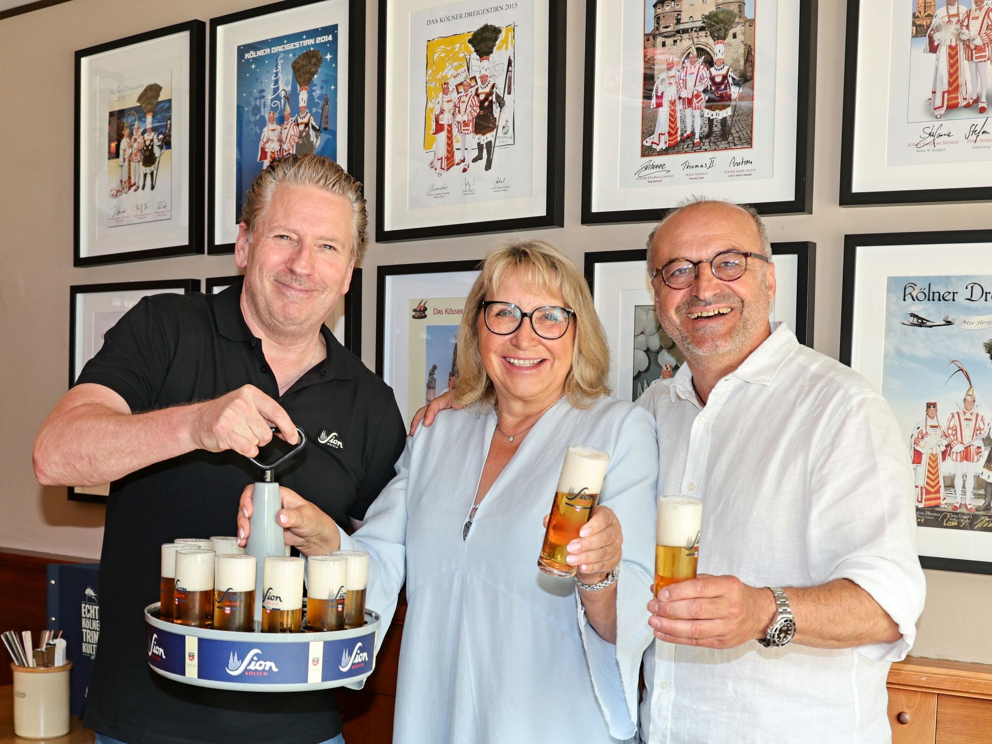 Frank Markus, Bettina Hass und Georg Schäfer stoßen an.