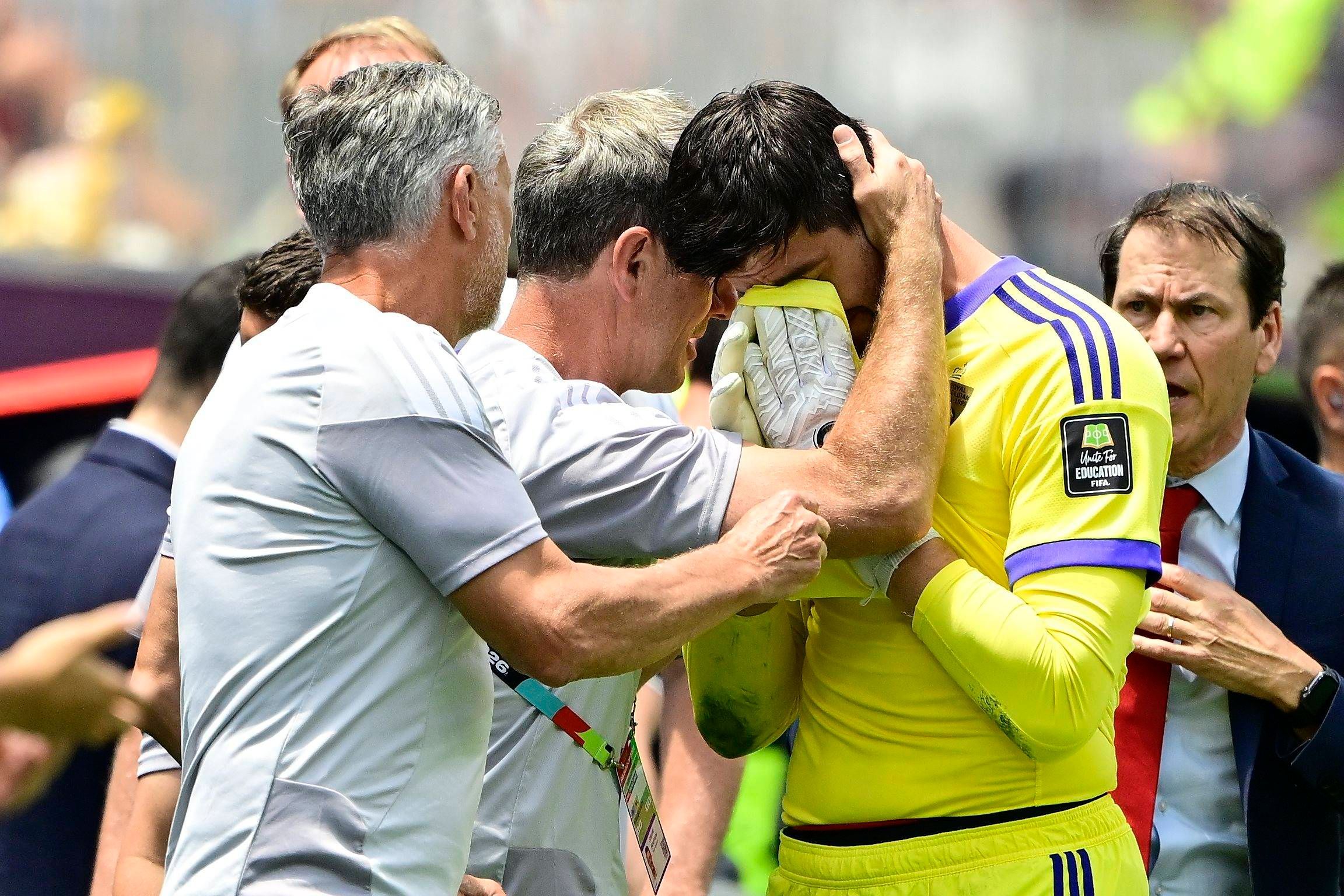 Thibaut Courtois wird nach seiner verletzungsbedingten Auswechslung getröstet.