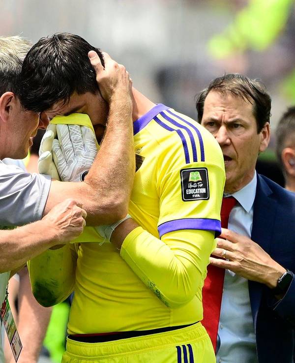Thibaut Courtois wird nach seiner verletzungsbedingten Auswechslung getröstet.