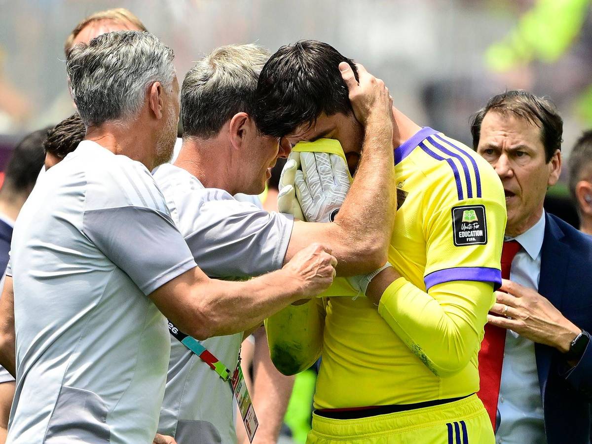 Thibaut Courtois wird nach seiner verletzungsbedingten Auswechslung getröstet.