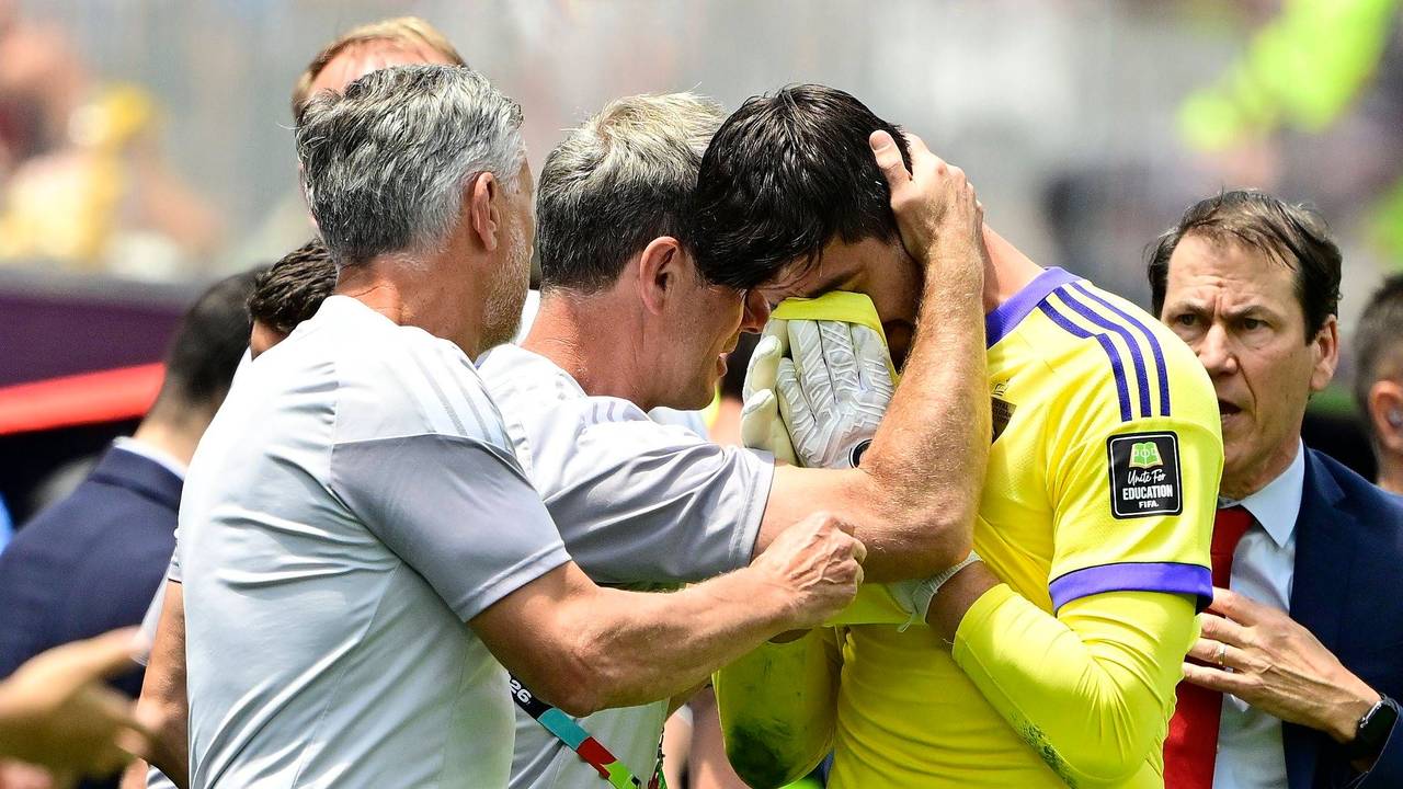 Thibaut Courtois wird nach seiner verletzungsbedingten Auswechslung getröstet.