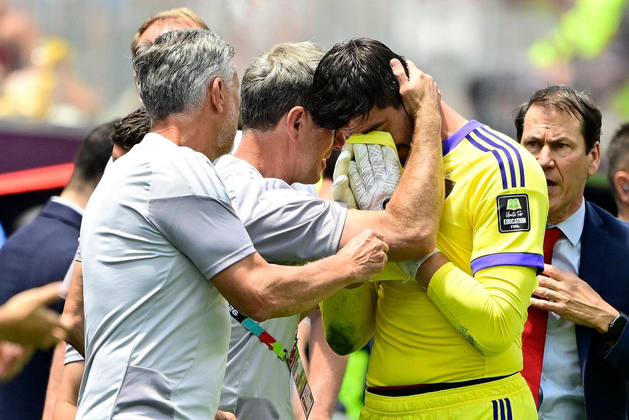 Thibaut Courtois wird nach seiner verletzungsbedingten Auswechslung getröstet.