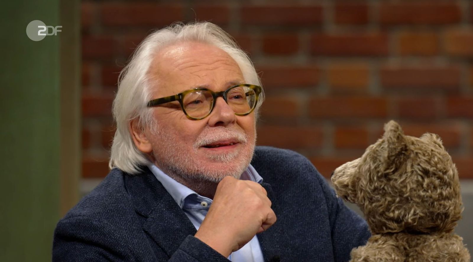 „Oh, das ist ein ganz alter“, ahnte Horst Lichter sofort, dass es sich bei dem Teddy um eine Antiquität handeln könnte. Auch die „Bares für Rares“-Expertin Annika Raßbach und später auch Händler Friedrich Häusser waren hin und weg . (Bild: ZDF)