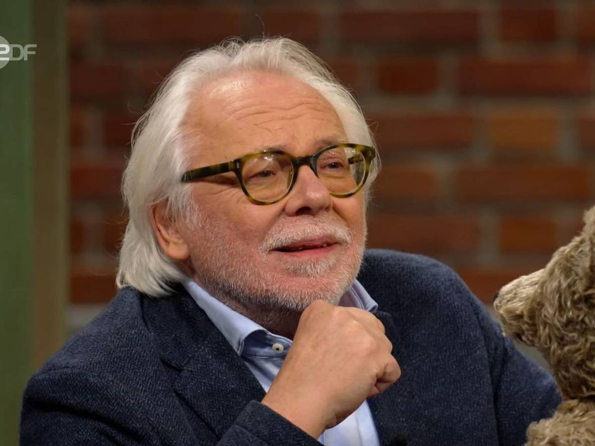„Oh, das ist ein ganz alter“, ahnte Horst Lichter sofort, dass es sich bei dem Teddy um eine Antiquität handeln könnte. Auch die „Bares für Rares“-Expertin Annika Raßbach und später auch Händler Friedrich Häusser waren hin und weg . (Bild: ZDF)