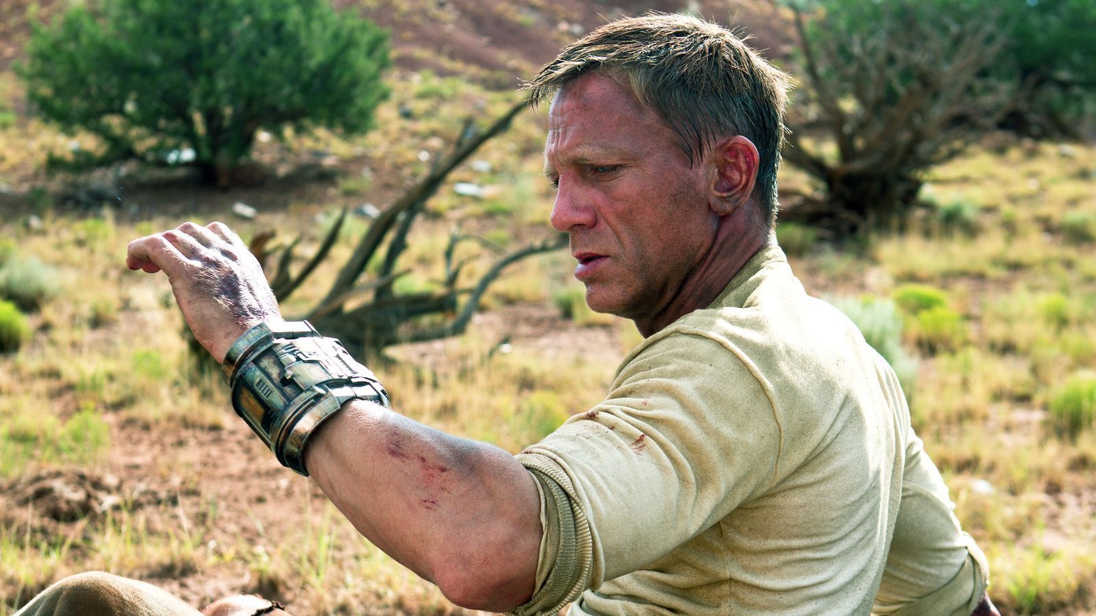 Jake Lonergan (Daniel Craig) erwacht in der Wüste - ohne Gedächtnis und mit einer seltsamen Manschette am Arm.  (Bild:  © 2011 Universal Studios and Dreamworks II Distribution Co., LLC. All rights reserved.)