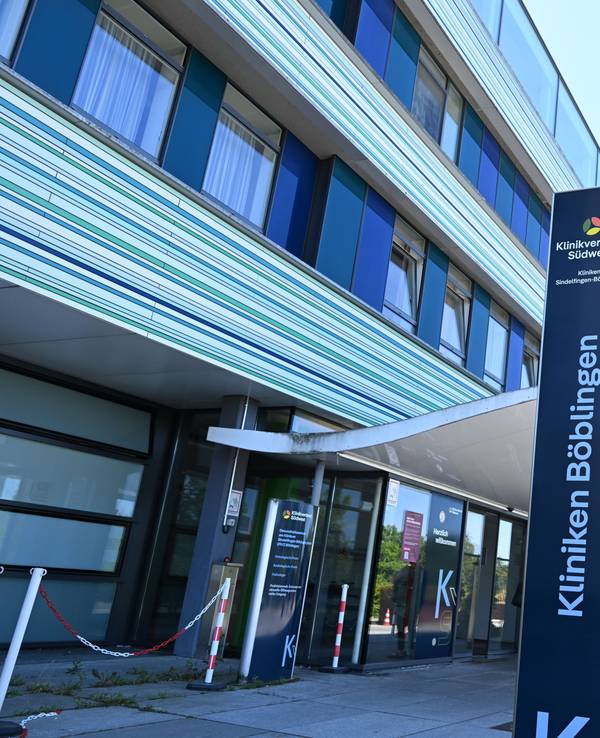Der Eingang zum Krankenhaus in Böblingen: Die Leiche eines Babys ist verschwunden und später in einer Wäscherei wieder aufgefunden worden.