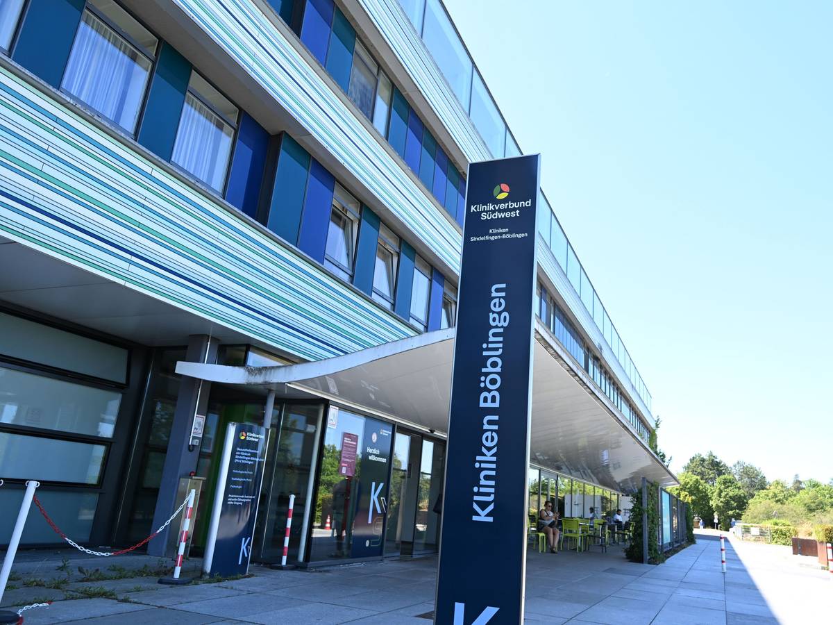 Der Eingang zum Krankenhaus in Böblingen: Die Leiche eines Babys ist verschwunden und später in einer Wäscherei wieder aufgefunden worden.