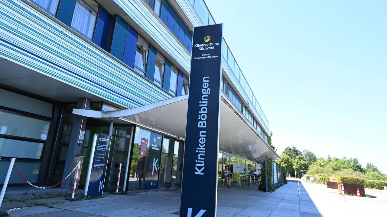 Der Eingang zum Krankenhaus in Böblingen: Die Leiche eines Babys ist verschwunden und später in einer Wäscherei wieder aufgefunden worden.