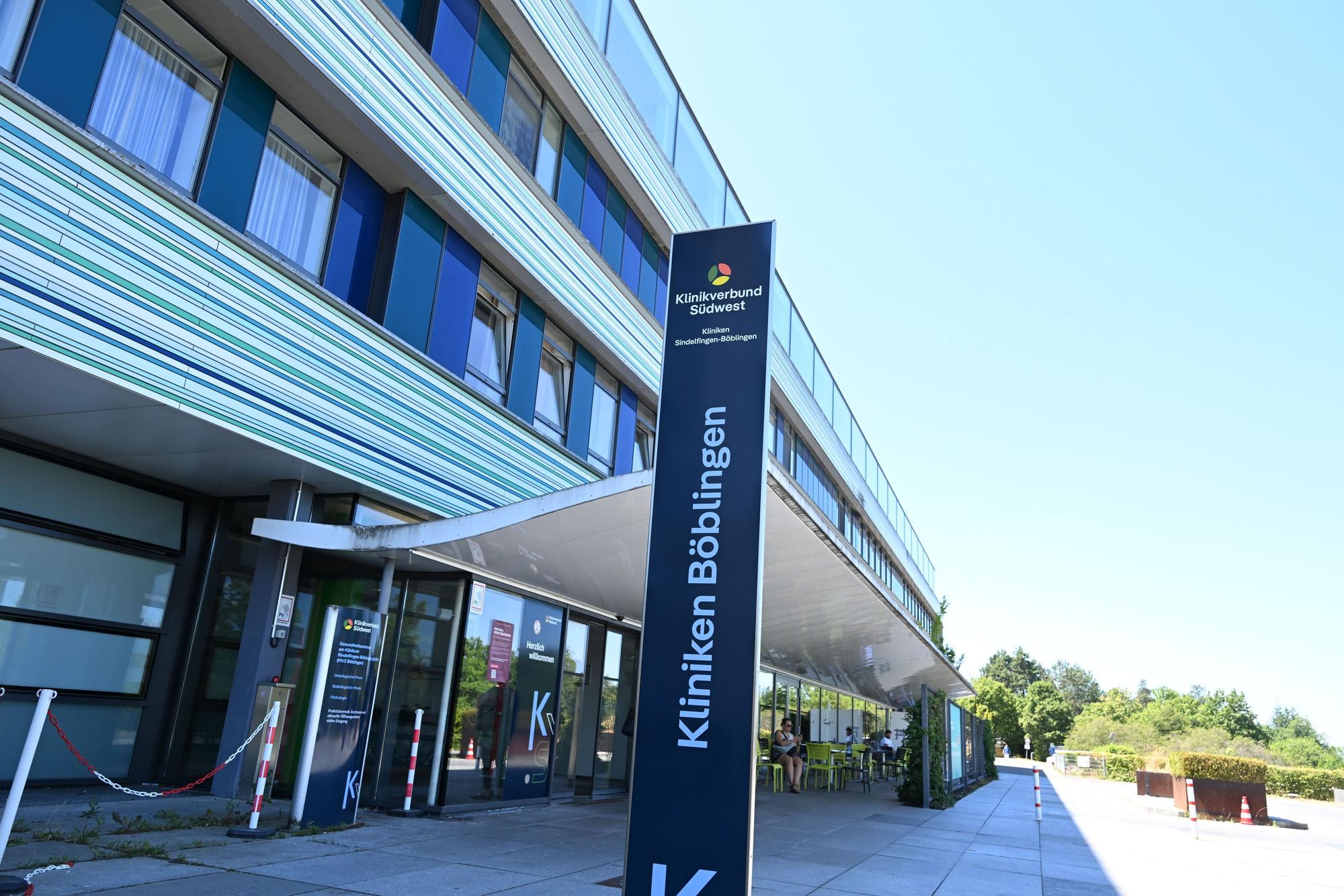 Der Eingang zum Krankenhaus in Böblingen: Die Leiche eines Babys ist verschwunden und später in einer Wäscherei wieder aufgefunden worden.