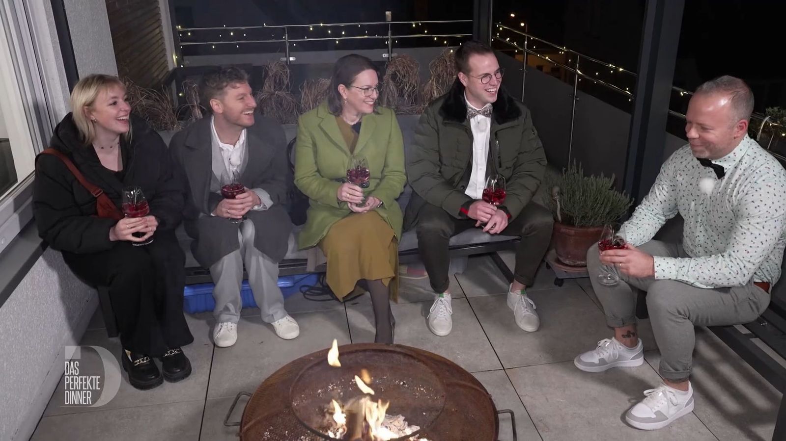 Den letzten Aperitif der Woche genießen Franzi, Niclas, Sabrina, Jonas und Stefan an der Feuerschale.
 (Bild: RTL)