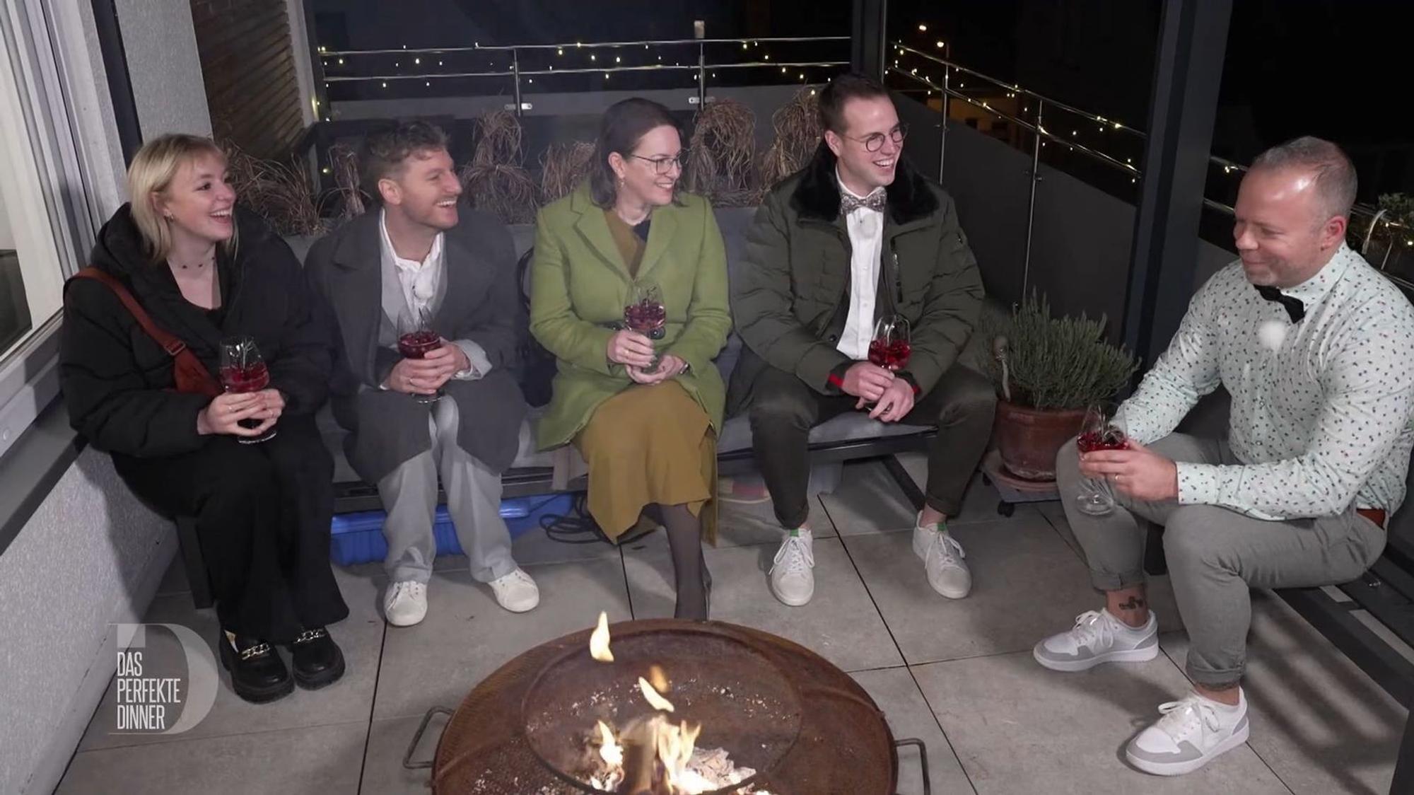 Den letzten Aperitif der Woche genießen Franzi, Niclas, Sabrina, Jonas und Stefan an der Feuerschale.
(Bild: RTL)