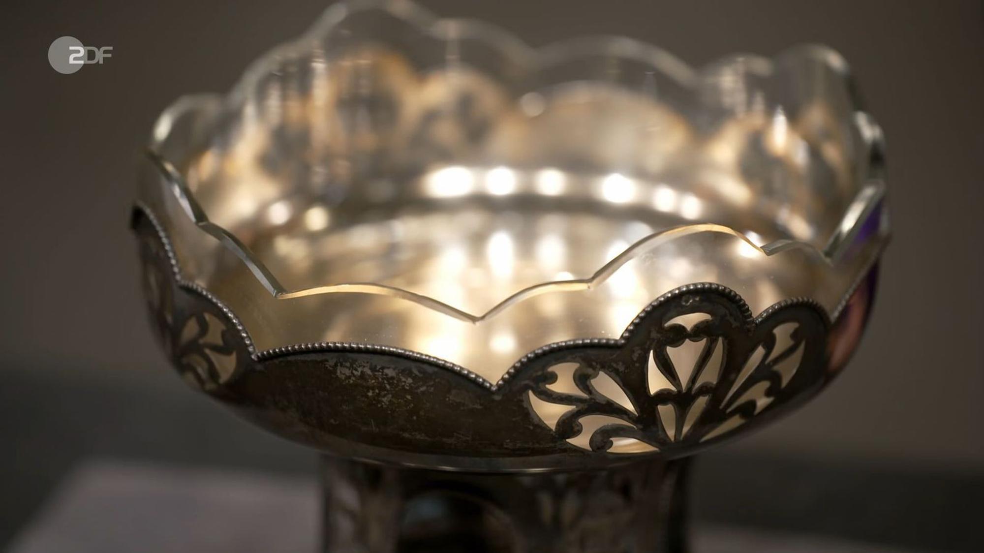 Die Silber-Kompottschale mit Glaseinsatz aus der Zeit um 1900, hergestellt vermutlich von Hermann Südfeld in Wien, bewertete die Expertin mit 1.300 bis 1.500 Euro. Susanne Steiger schnappte sich das Objekt für 1.450 Euro.
(Bild: ZDF)