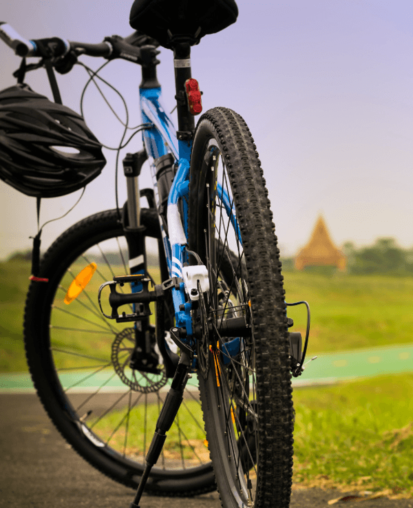 Ein Fahrrad in einer Landschaft.