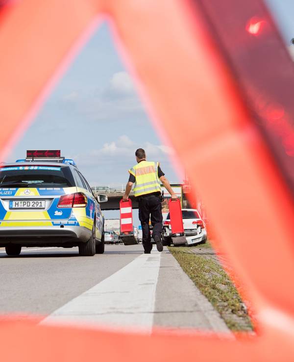 Die Autobahnpolizei sichert eine Unfallstelle auf der Autobahn ab.