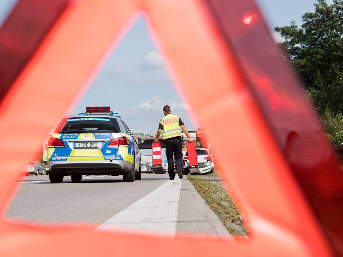 Die Autobahnpolizei sichert eine Unfallstelle auf der Autobahn ab.