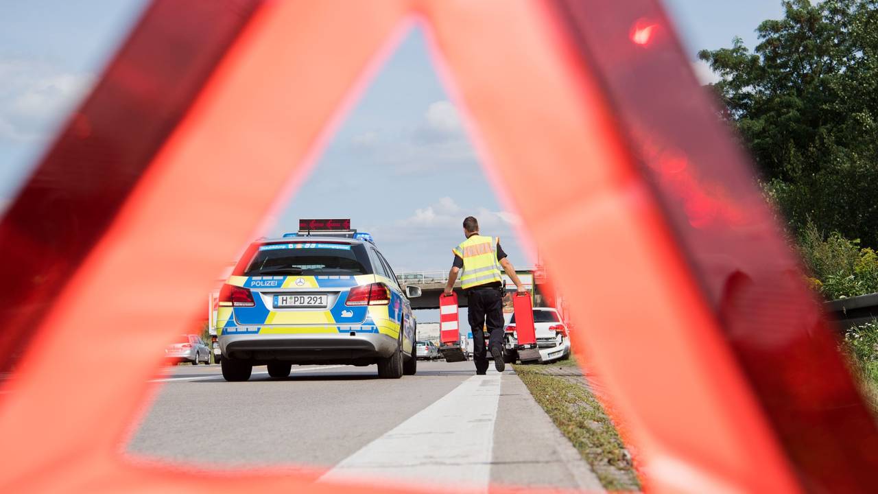 Die Autobahnpolizei sichert eine Unfallstelle auf der Autobahn ab.