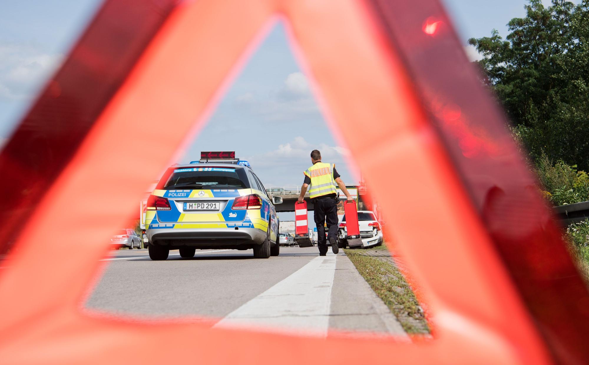 Die Autobahnpolizei sichert eine Unfallstelle auf der Autobahn ab.