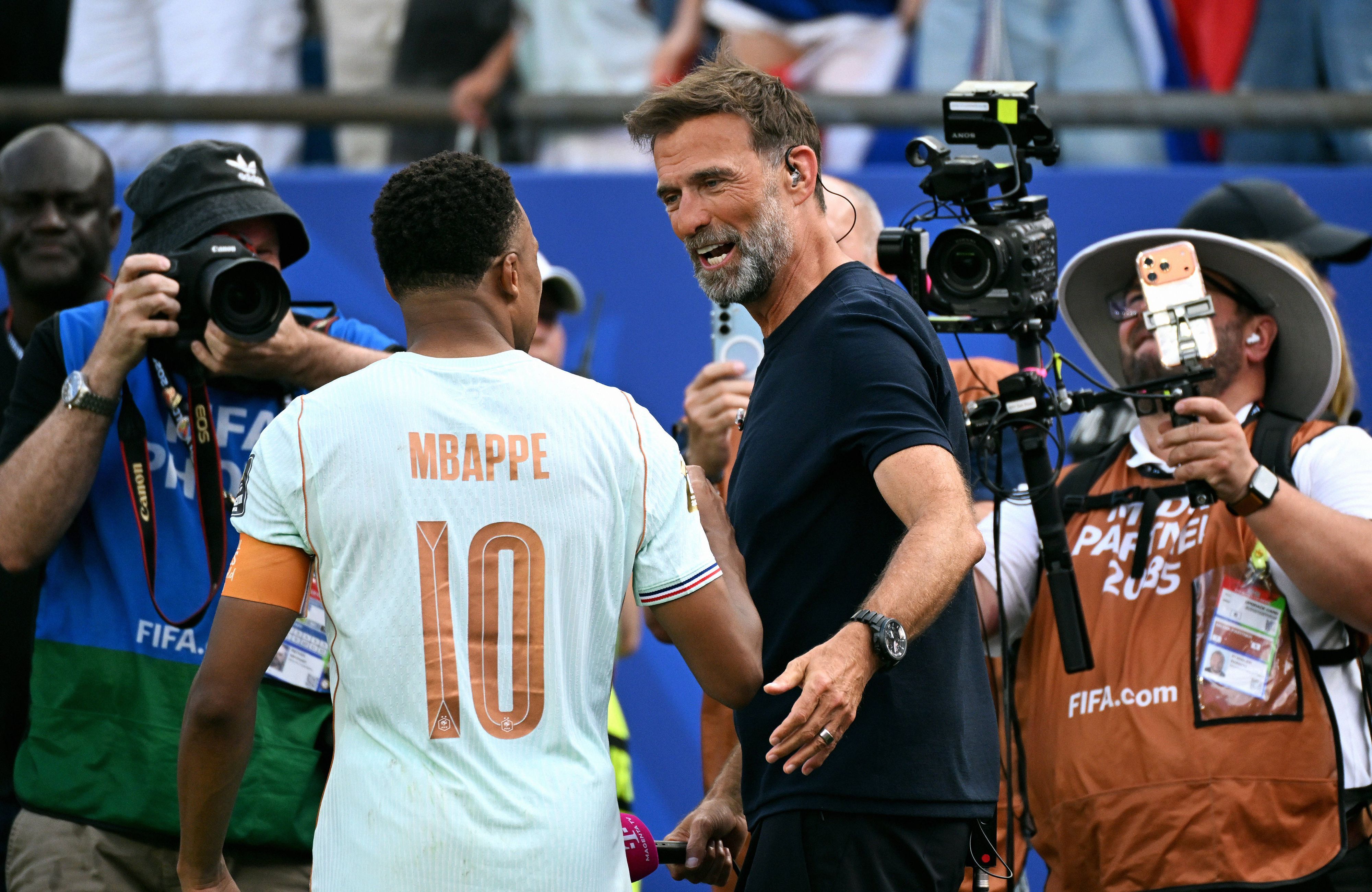 Kylian Mbappé begrüßt nach Spielende Jürgen Klopp.