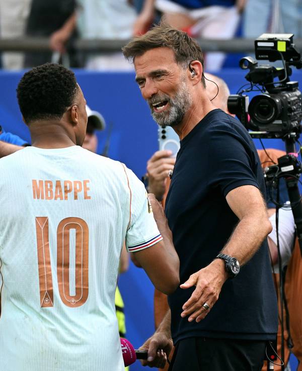 Kylian Mbappé begrüßt nach Spielende Jürgen Klopp.