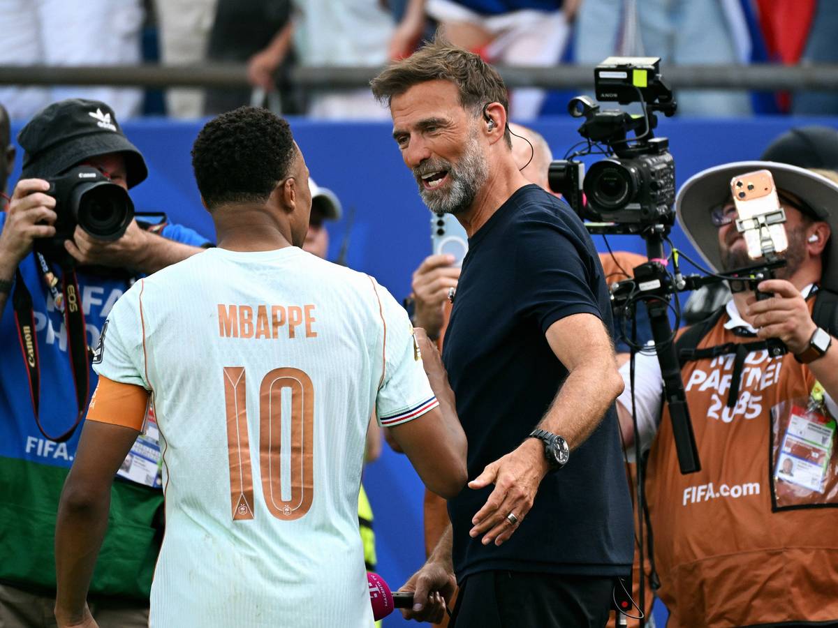 Kylian Mbappé begrüßt nach Spielende Jürgen Klopp.