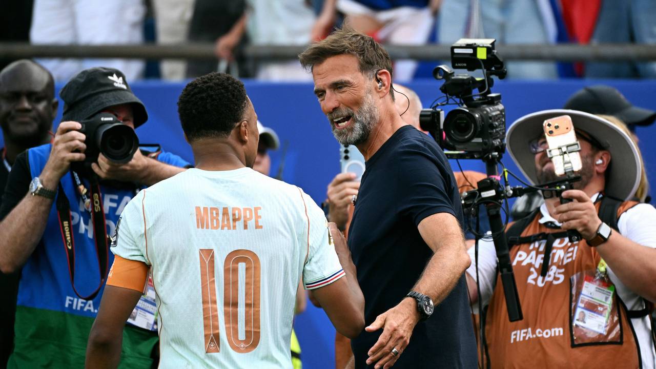 Kylian Mbappé begrüßt nach Spielende Jürgen Klopp.