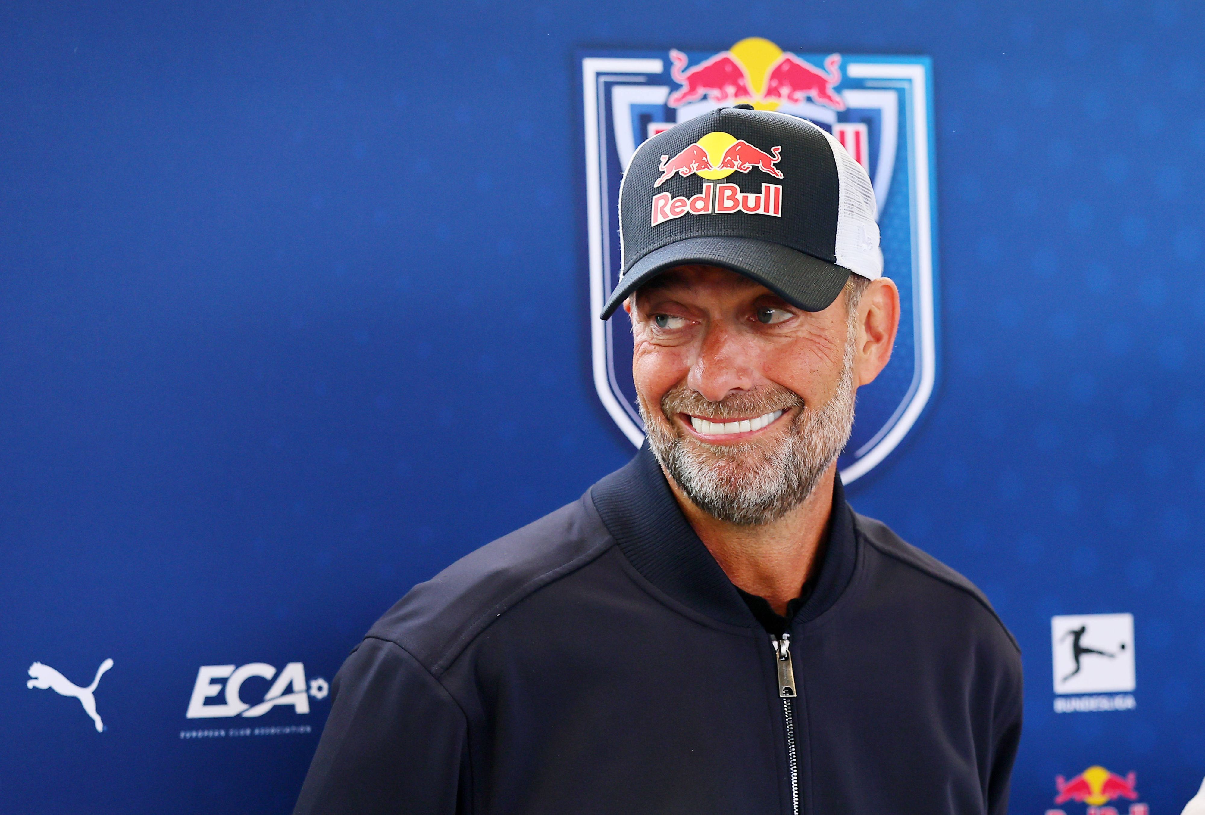 Jürgen Klopp mit einer Kappe der Marke Red Bull