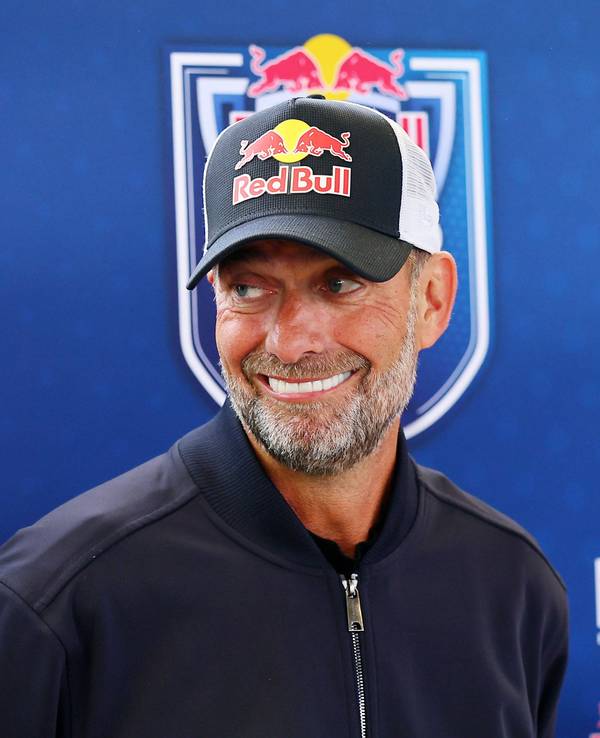 Jürgen Klopp mit einer Kappe der Marke Red Bull