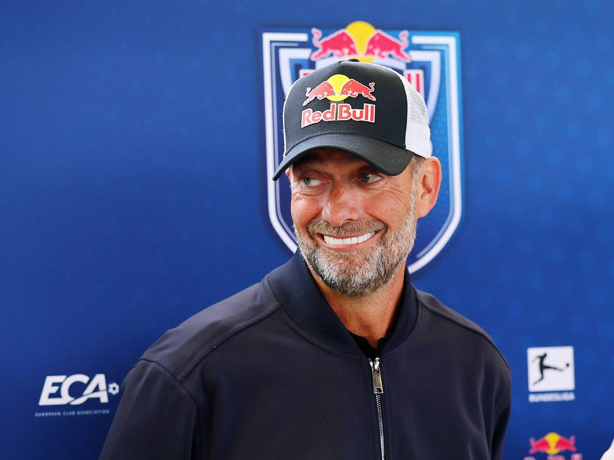 Jürgen Klopp mit einer Kappe der Marke Red Bull